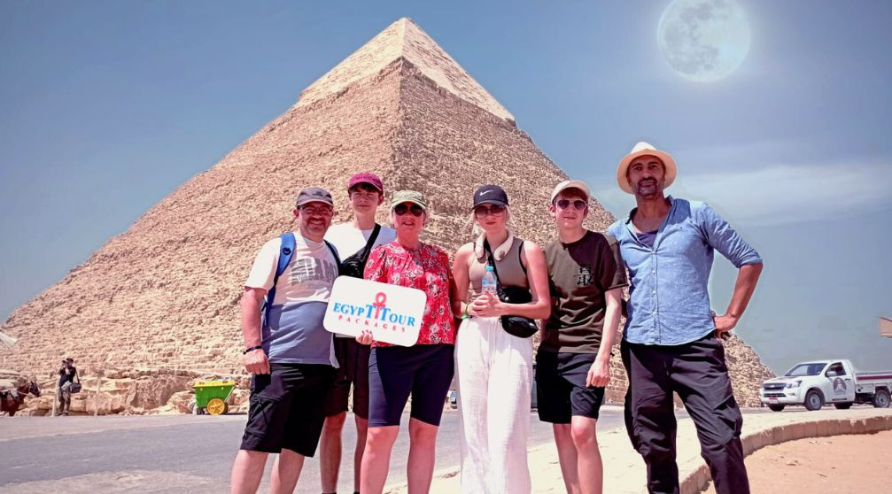 Tour to Giza Pyramids and the Egyptian Museum