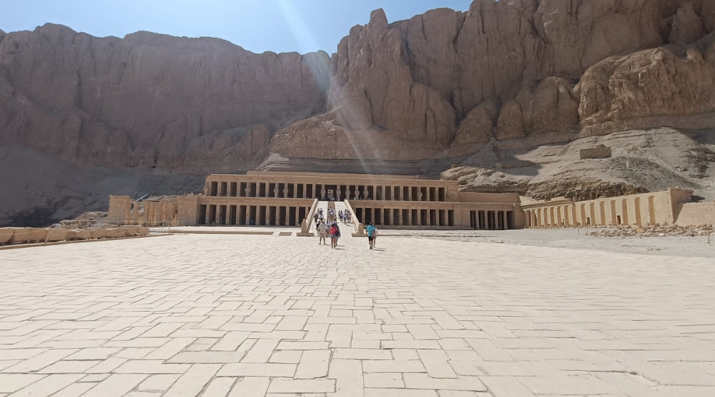 Excursión de un día al Valle de los Reyes y al templo de la reina Hatshepsut Excursión de un día al Valle de los Reyes y al templo de la reina Hatshepsut